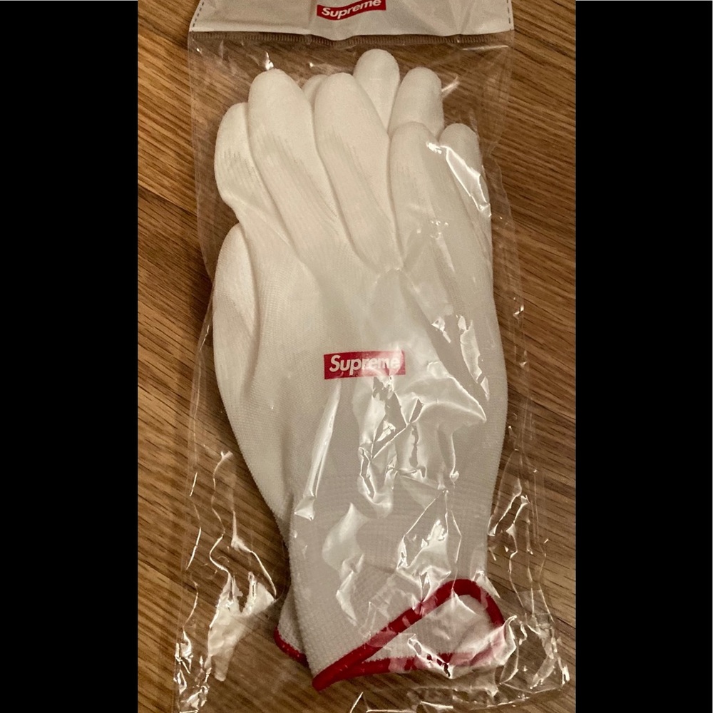 NWT supreme gloves